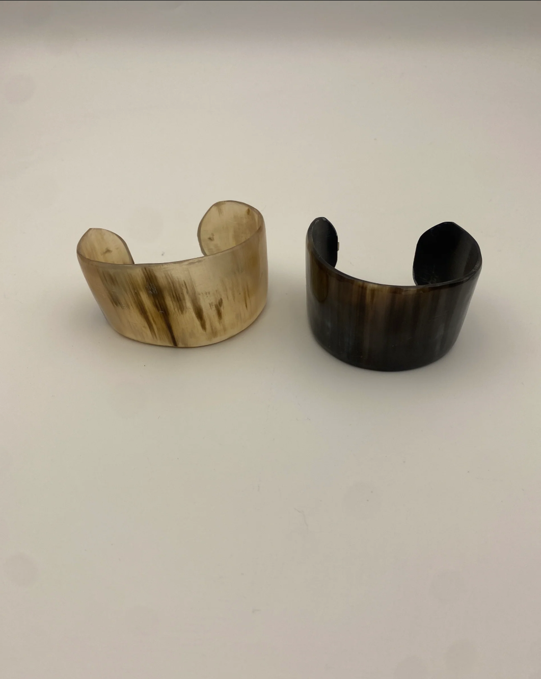 Indómita – Brazalete abierto de cuerno