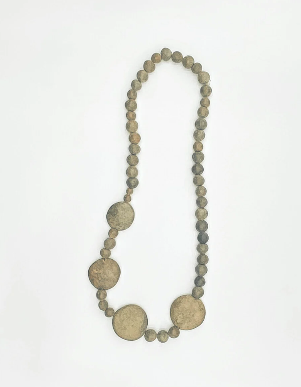 Indómita – Collar de barro negro gris