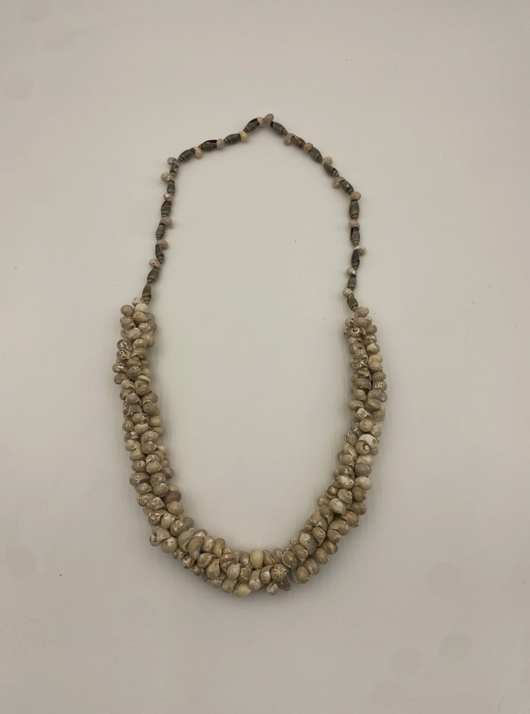 Indómita – Collar de caracol blanco y gris