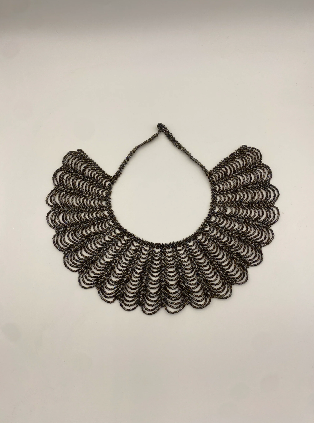 Indómita – Pechera chaquira bronce
