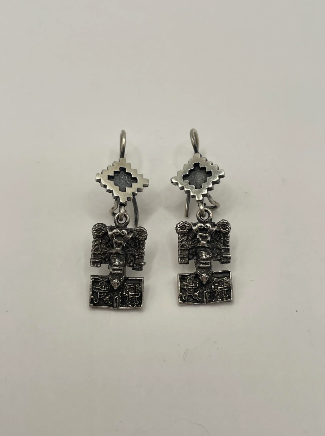 Indómita – Aretes de Mictlantecuhtli con greca - Joyería Mixteca