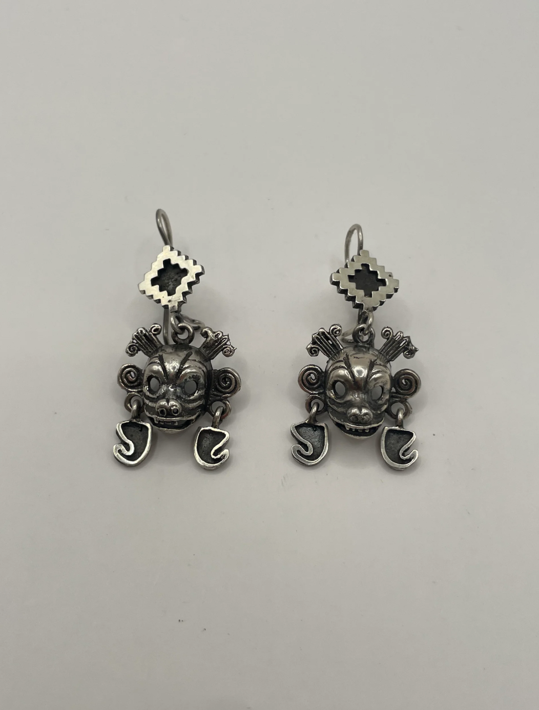 Indómita – Aretes de cráneo de Xolo o tlacuache con greca - Joyería Mixteca