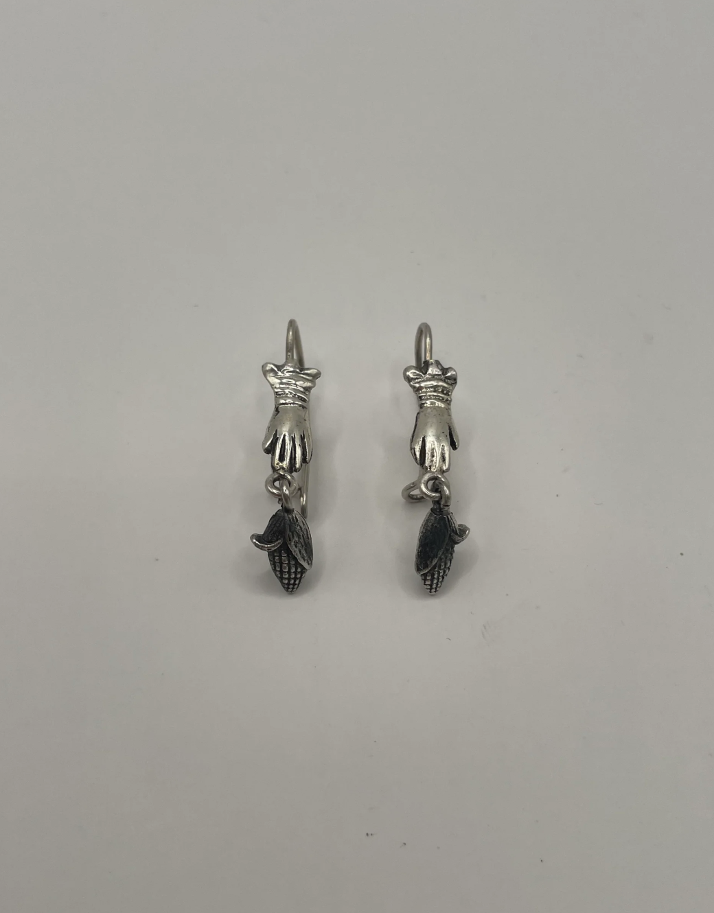 Indómita – Aretes mazorca de maíz con mano milgarito ch