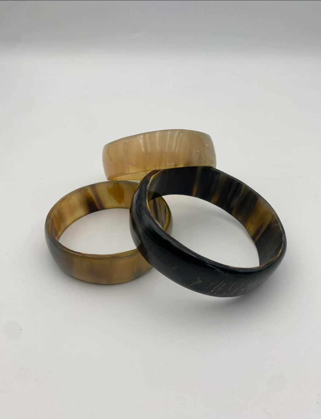 Indómita – Brazalete cerrado de cuerno