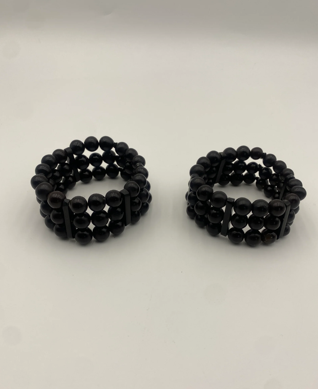 Indómita – Brazalete esferas de cocoyol con cuerno