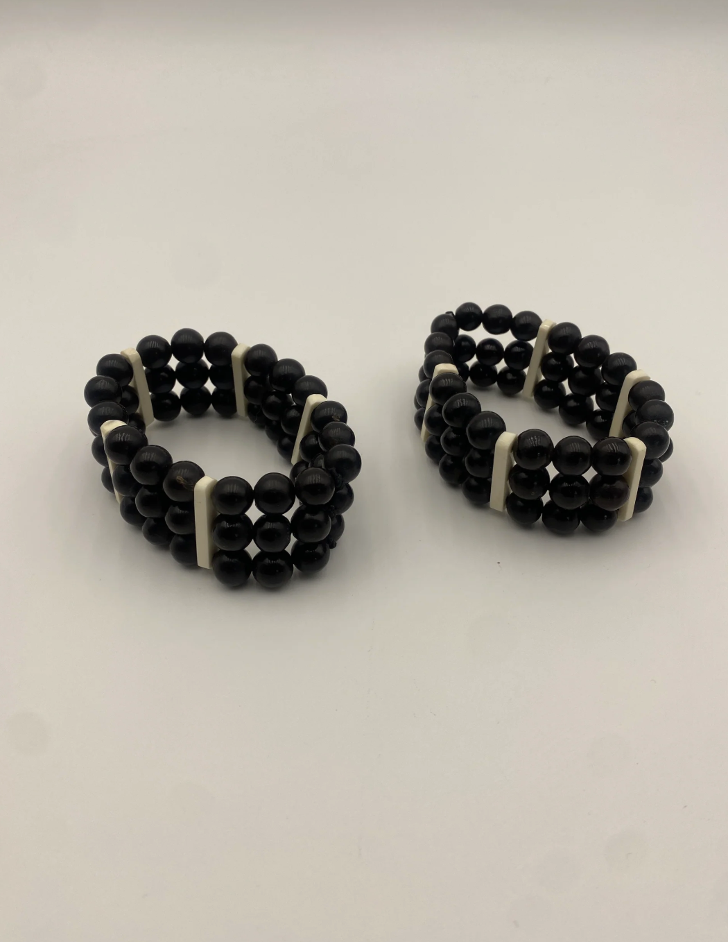 Indómita – Brazalete esferas de cocoyol con hueso