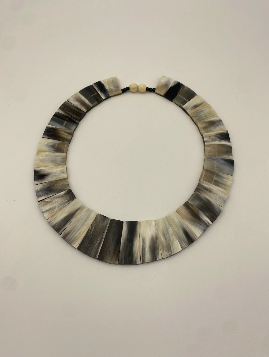 Indómita – Collar abanico de cuerno