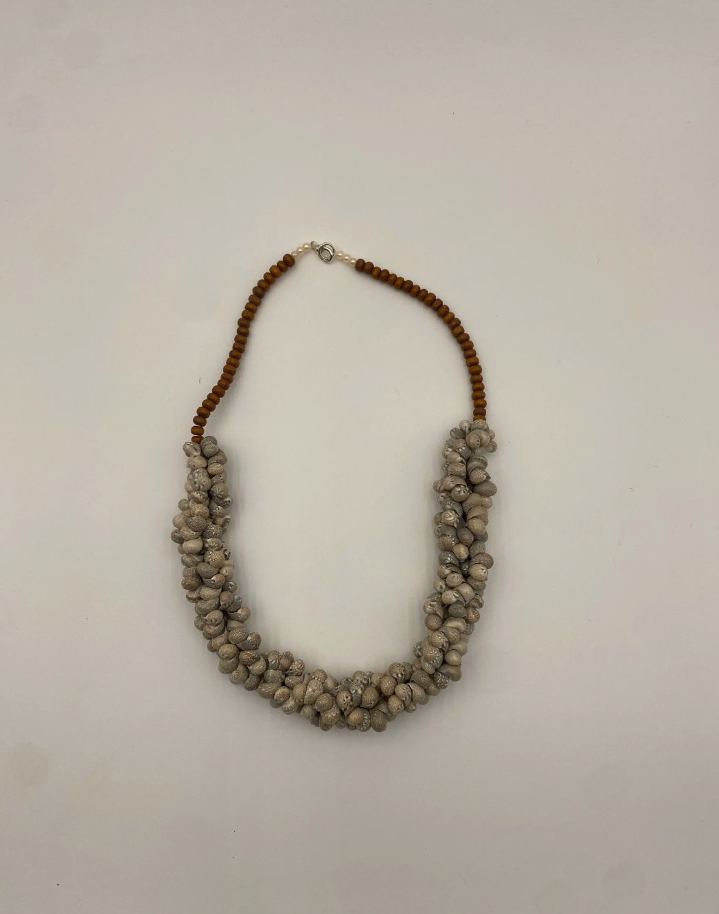 Indómita – Collar de caracol con cuentas de madera