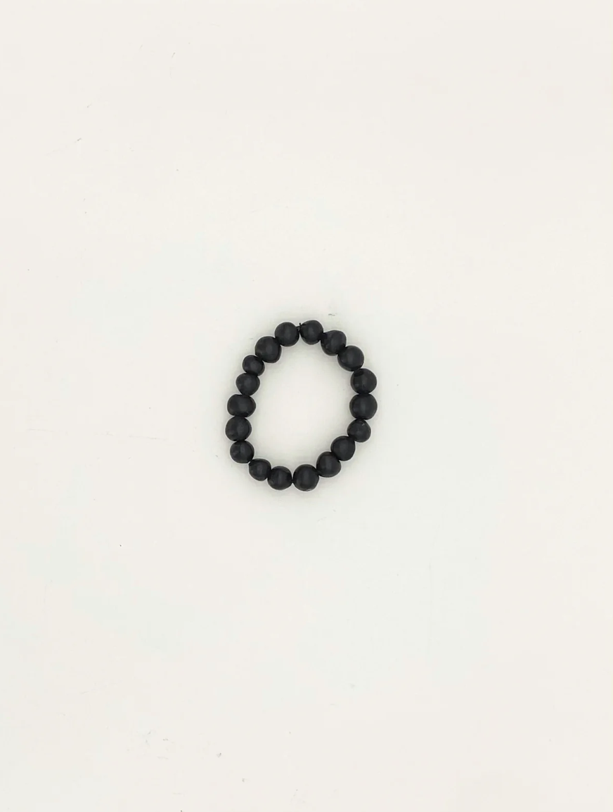 Indómita – Pulsera esfera fina de barro negro