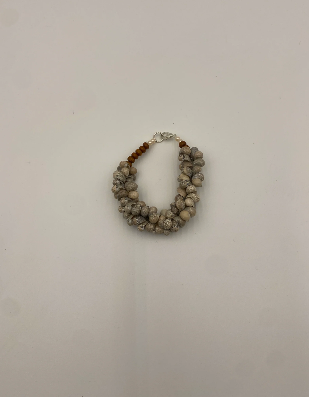 Indómita – Pulsera de caracol con cuentas de madera